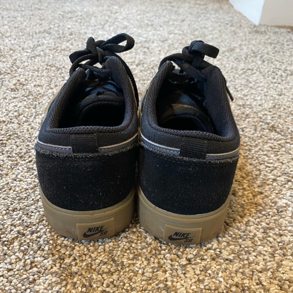 black sneakers - Picture 3 of 5